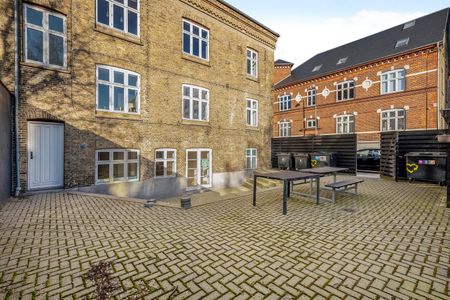 <b>STOR FLOT KÆLDER LEJLIGHED KORT FRA CENTRUM</b><br> - Foto 2