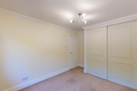 4 bedroom detached house to rent - Photo 4