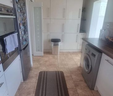 4 bedroom end of terrace house to rent - Photo 6