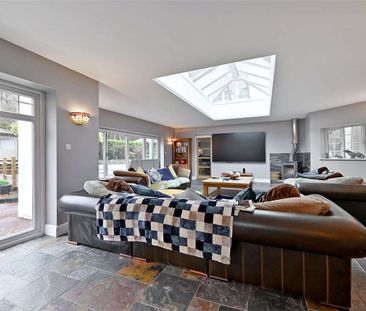 An elegant and spacious family home with exceptional leisure facili... - Photo 2