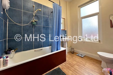 6 Bedroom Mid Terraced House for rent in Regent Park Terrace - Photo 4