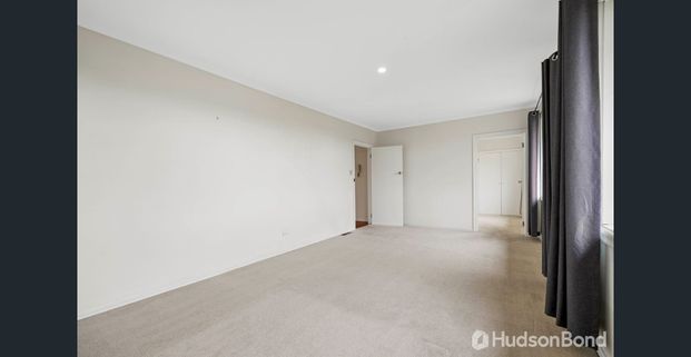 Spacious Family Home in a Prime Bulleen Location - Photo 1
