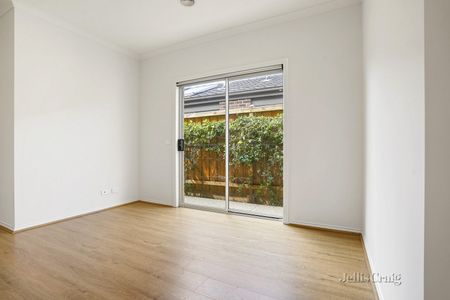 11 Limandus Crescent, Cranbourne South - Photo 2