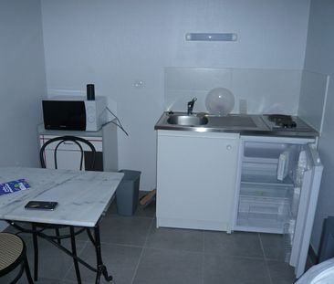 STUDIO Meublé de 11.63 m² au 2ème étage - Photo 3