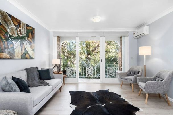 Stylish Fully Furnished Apartment in Leafy Ideal Locale - Photo 1