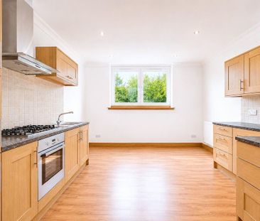 3 bedroom flat to rent - Photo 3
