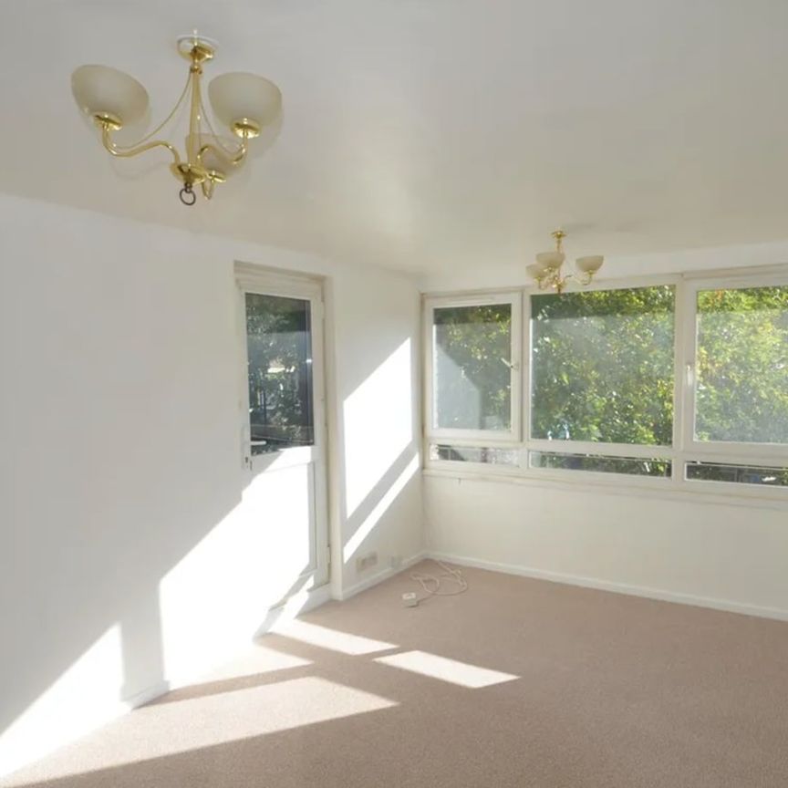 2 Bed Flat, Augustus Close, TW8 - Photo 1