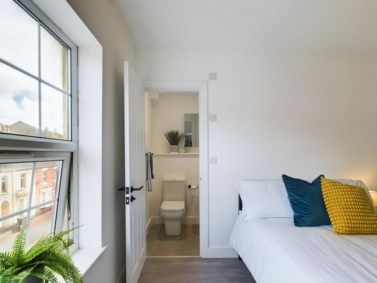 8 bedroom house to rent - Photo 1