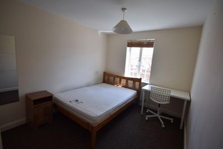 4 bedroom terraced house to rent - Photo 3