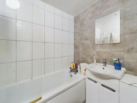 2 bedroom ground floor flat to rent - Photo 2