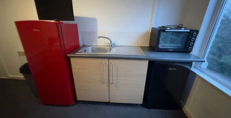 Flat C, Conference Road, Armley, Leeds, LS12 3DX - Photo 2