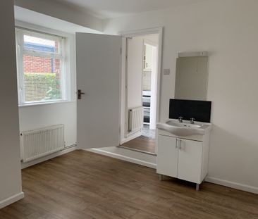 1 bed flat to rent in Bargates, Christchurch, BH23 - Photo 4