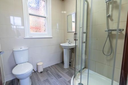 1 bedroom in a house share to rent - Photo 2
