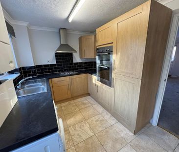 2 bedroom end of terrace house to rent - Photo 2