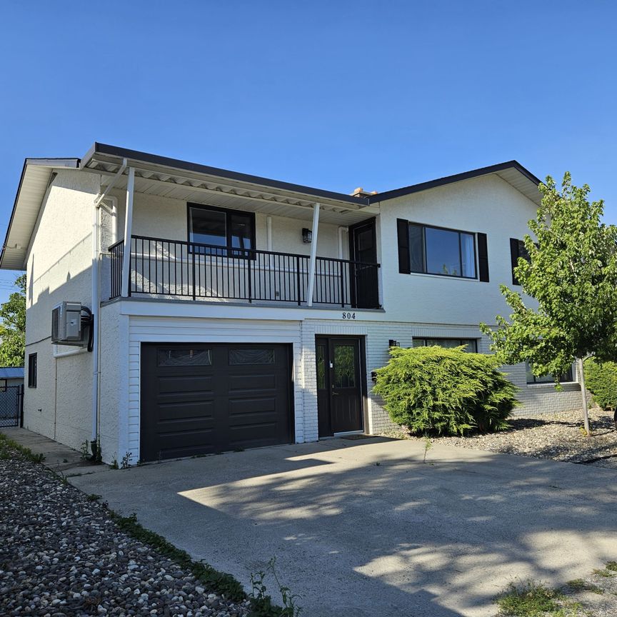 Spacious 3bed 2bath Duplex; Mission – Available April - Photo 1