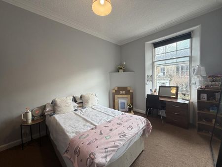 3 bedroom flat to rent - Photo 2