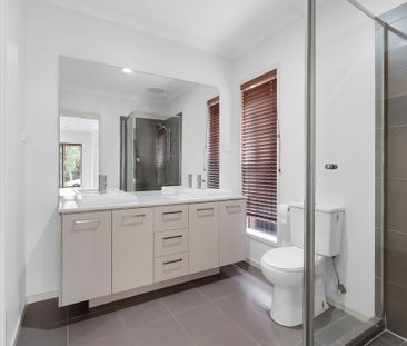 13 Page Close, Pakenham VIC 3810 - House For Rent | Domain - Photo 5