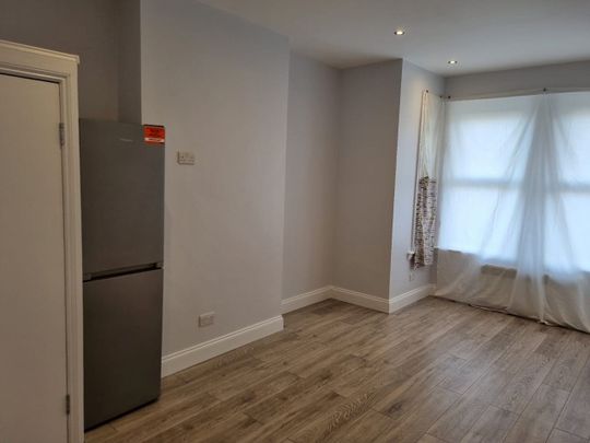 Studio Flat, The Crescent, CR0 - Photo 1