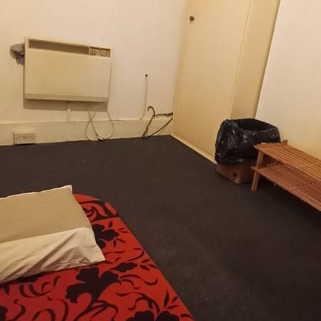 1 bedroom in a flat share to rent - Photo 2