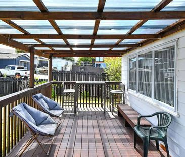 Lovely family home with modern bathroom - Photo 1