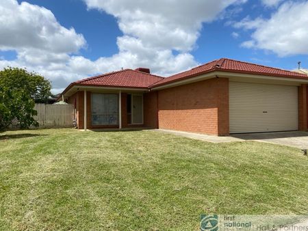 16 Karwarren Way, Cranbourne West - Photo 2