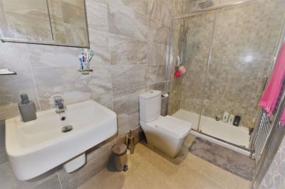 2 bedroom Flat in Otley Road, Leeds - Photo 1