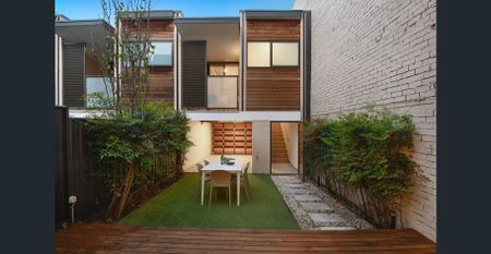 Stunning designer 4 bedroom townhouse with LUG - Photo 4