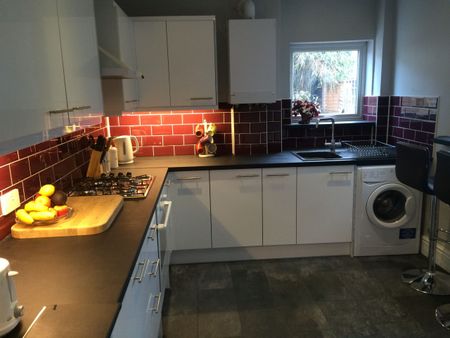 Double Room - 10 mins bus or cycle to town - Photo 5