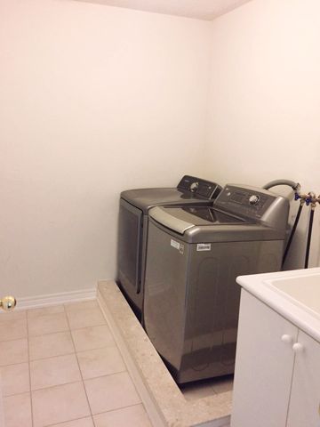 For Lease - 1043 Stuffles Crescent, Newmarket, Ontario - Photo 5