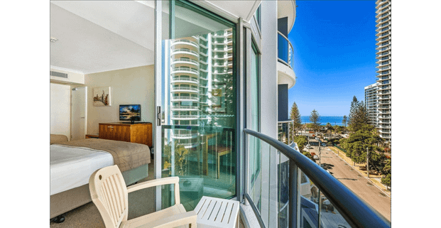 Fully furnished studio with ocean views from balcony - Photo 1