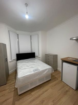 Studio Flat, Napier Road, E11 - Photo 1