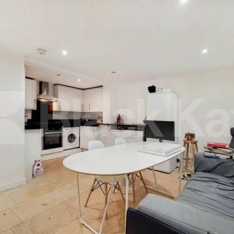 3 double bedroom 2 bathroom property in prime Camden location - Photo 1
