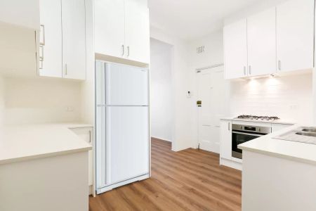 EXQUISITE THREE BEDROOM APARTMENT IN GLAMOROUS ‘STRADBROKE’ BUILDING - Photo 2