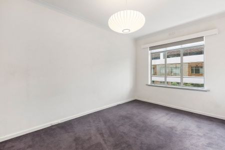 Live on Fawkner Park in landmark building - Photo 3