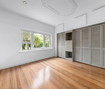 Classic two bedroom house with courtyard! - Photo 2