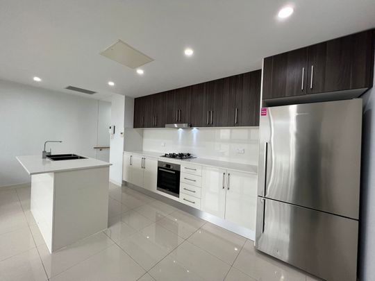 2 BEDROOM APARTMENT -WITH SECURE PARKING- HEART OF EARLWOOD - Photo 1