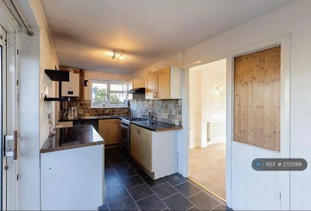 3 bedroom semi-detached house to rent - Photo 5