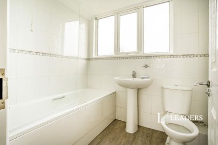 3 bedroom semi-detached house to rent - Photo 5