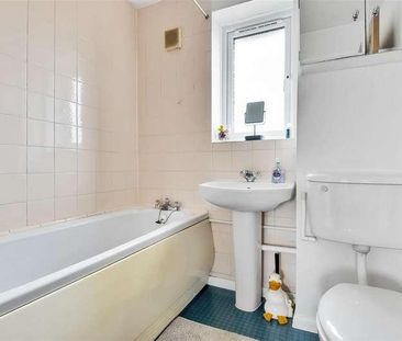 Lowestoft Drive, Cippenham, SL1 - Photo 2