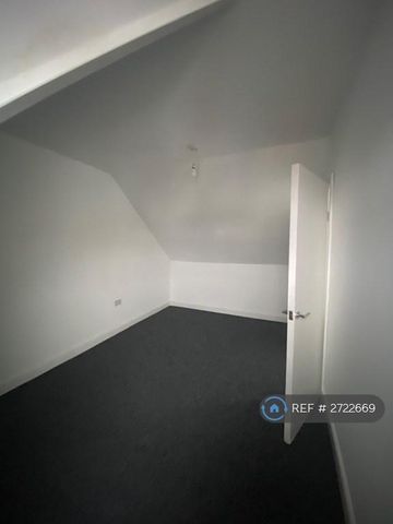 3 bedroom flat to rent - Photo 2