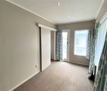 Spacious Tidy Home - Photo 5