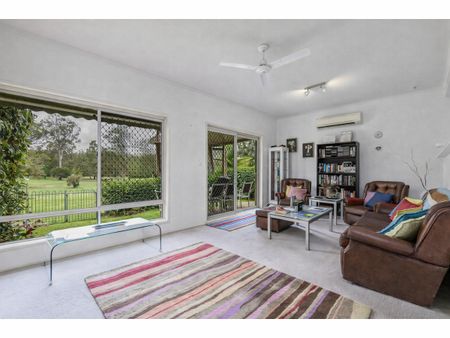 CHARMING 3 - BEDROOM TOWNHOUSE ON THE GOLF COURSE IN HELENSVALE - Photo 2