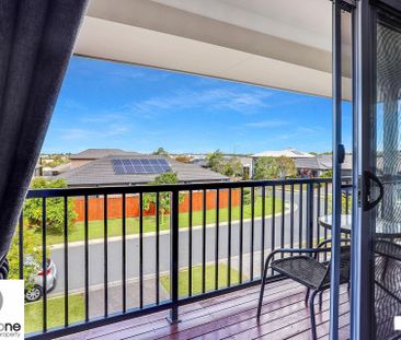 CONTEMPORARY FAMILY HOME IN CONVIENIENT LOCATION! - Photo 2