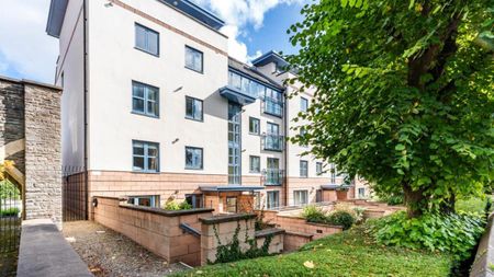 Two bed with water views and one allocated parking space! - Photo 4