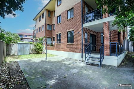Modern Ground Floor Apartment with Spacious Courtyard - Photo 5