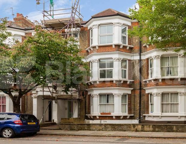 Spacious two bed with patio area in Camden minutes to tube and shops - Photo 1