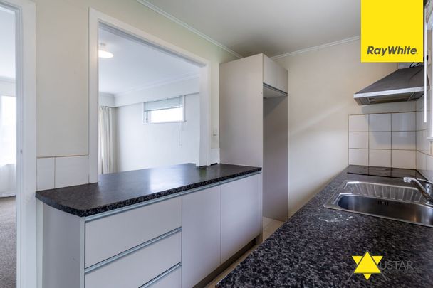 Sunny 2-Bedroom Home with Lawn, Storage & Parking - Walk to Dressmart & Dining - Photo 1