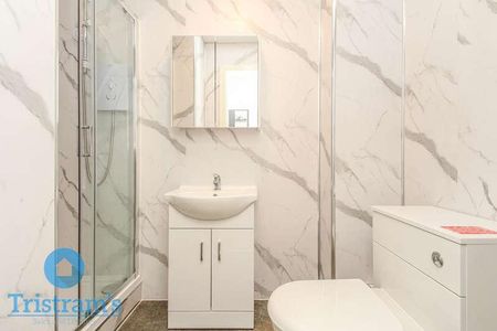 Professional Ensuite Rooms Inc Bills, Beeston, NG9 - Photo 3