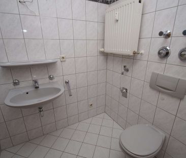 geeignet für 2er-WG – 2,5-Zi-DG-Whg – Laminat, Badewanne - Photo 6