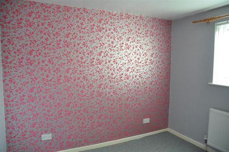 4 bedroom end of terrace house to rent - Photo 3